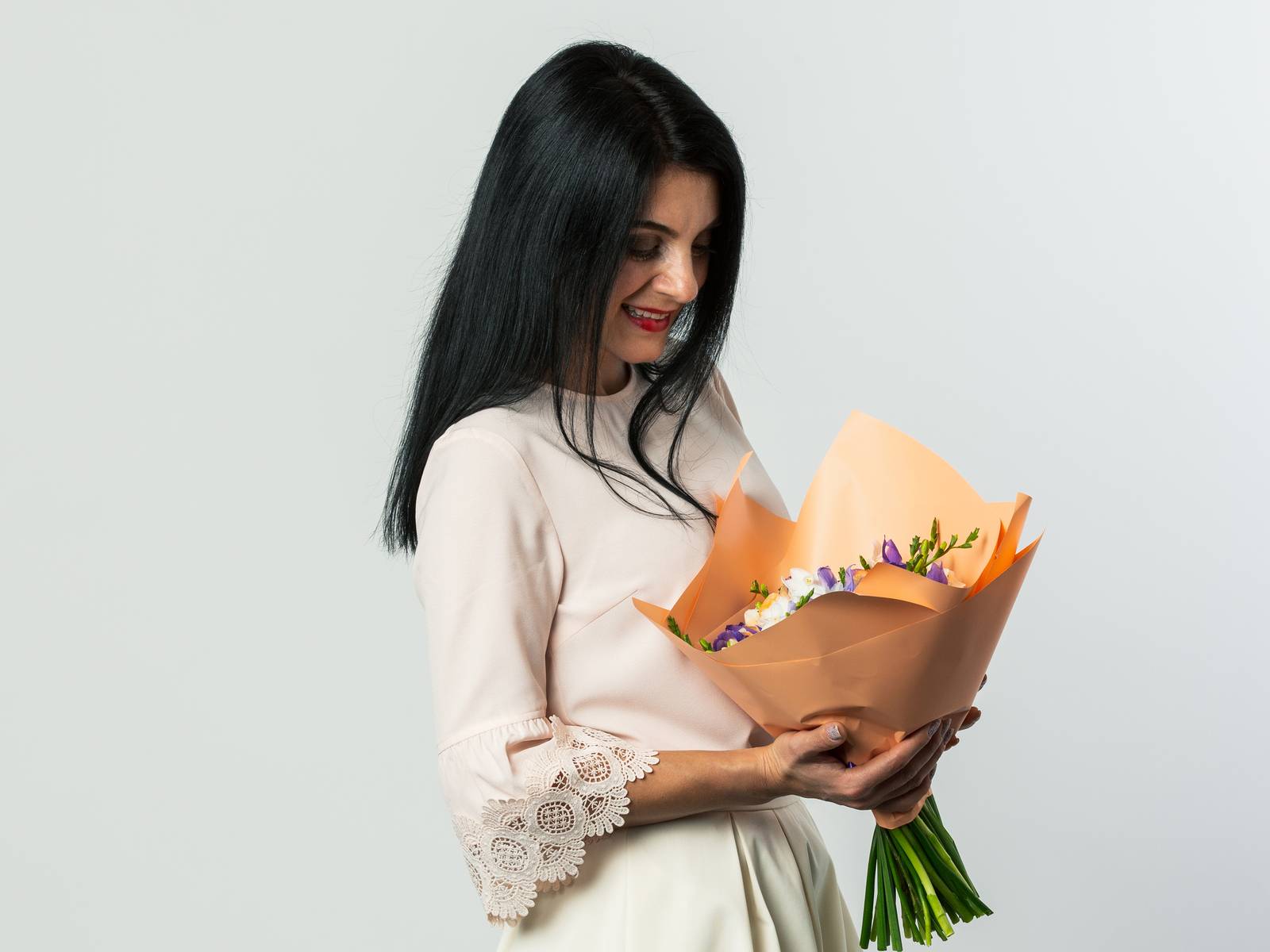 Maria holding a bunch of flowers